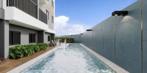 Piscina com raia, deck e mesas no Join Vila Mariana