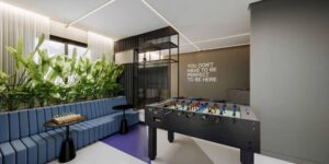 Salão de Jogos no Join Vila Mariana com poltronas e mesa de pingboling